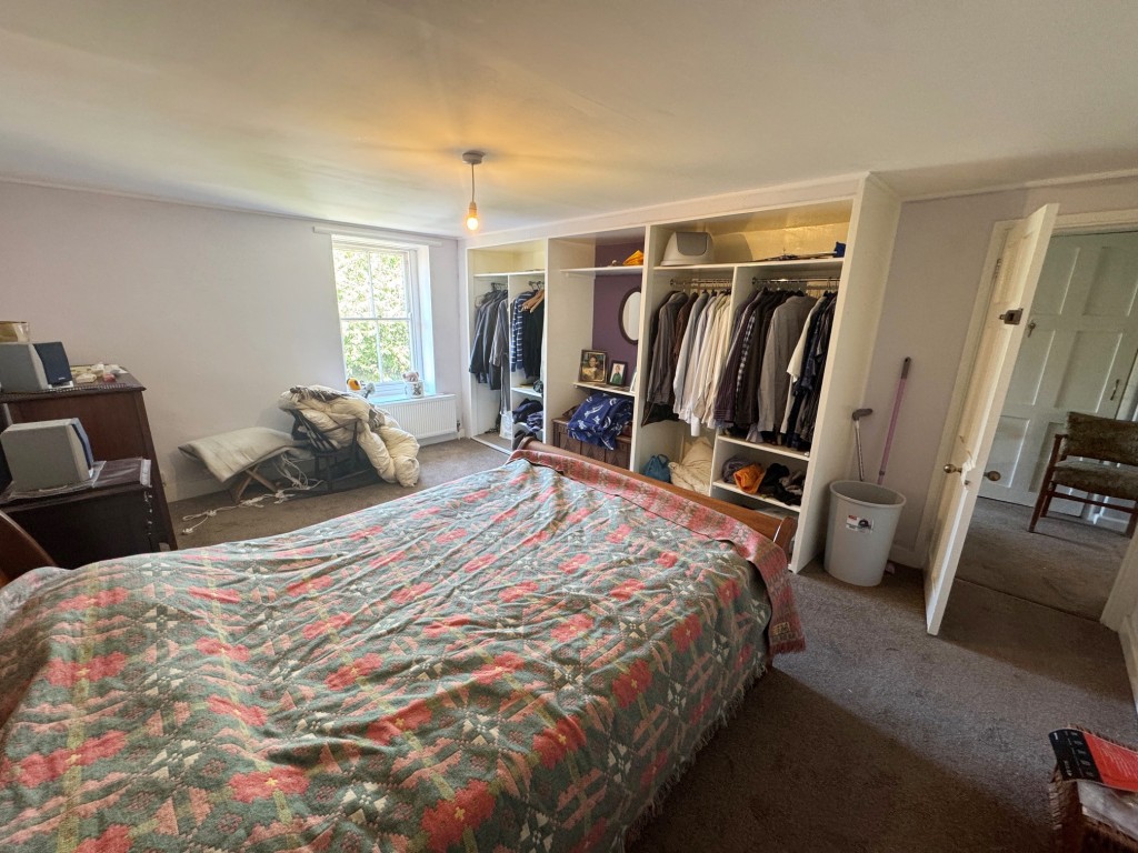 Lot: 107 - PERIOD FREEHOLD FREEHOUSE ON 1.5 ACRE PLOT WITH POTENTIAL - First floor bedroom 1